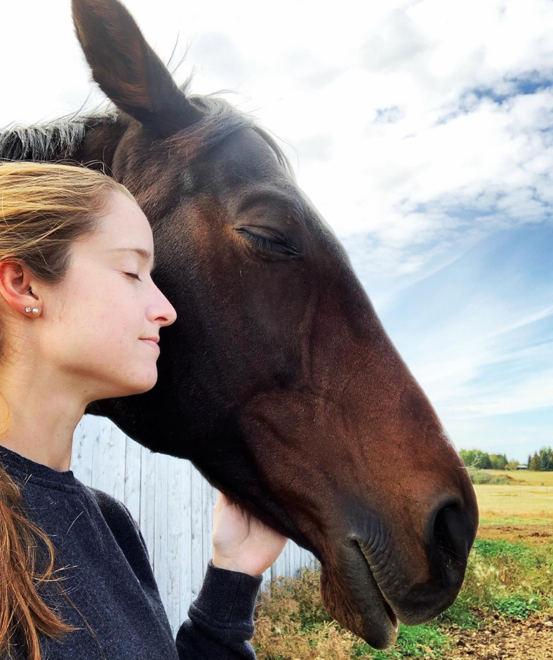 Picture of Nicole Hein, founder of Tu-Bees with one of her horses, Ben